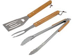 Set utensili per barbecue pz.3 con manici in legno - set pz.3 - composto da 1 spatola, 1 pinza, 1 forchettone tutti con manici in legno di bamboo e laccio all'estremità del manico per aggan...