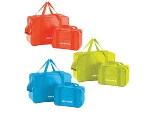 Set borsa termica fiesta lt.24 e lt.7 - lt.24 cm.40,5x19x28h. + lt.7 cm.29x11x19h. - set composto da due borse termiche FIESTA: lt.24 e lt.7, il modello lt.24 è provvisto di tracolla e ampia tasca frontale, in ...